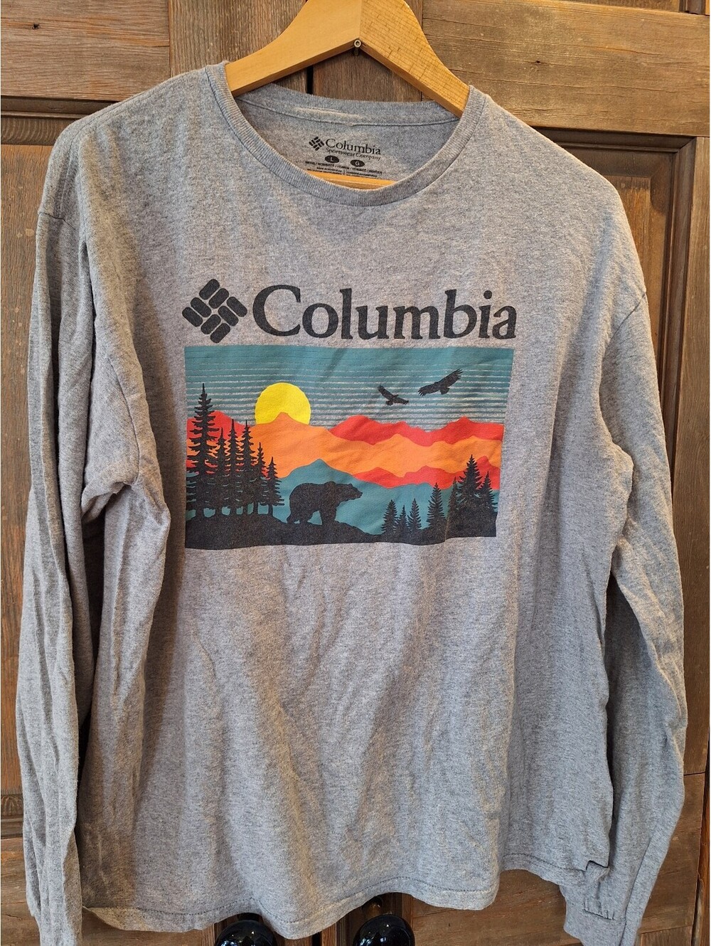 Large Columbia cotton t shirt, sleeves.